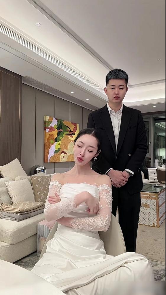 网红圈的婚礼，本质上是两个流量账户的强行并表。
2019年8月8日那场风光，是