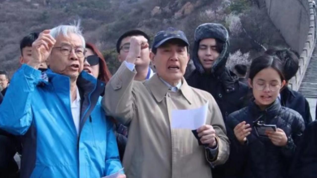 马英九访问大陆最感人的一刻：长城上领头高唱《长城谣》。#马英九回乡路也是台湾年轻