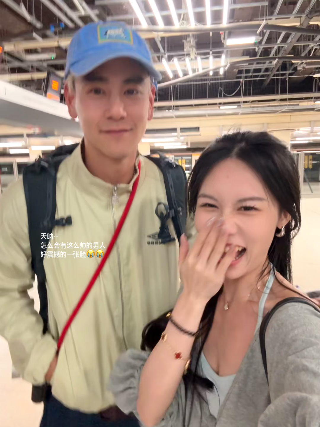 伦敦火车站偶遇彭于晏 路人镜头下的彭于晏状态好绝。金发配鸭舌帽，整个人精气神十足