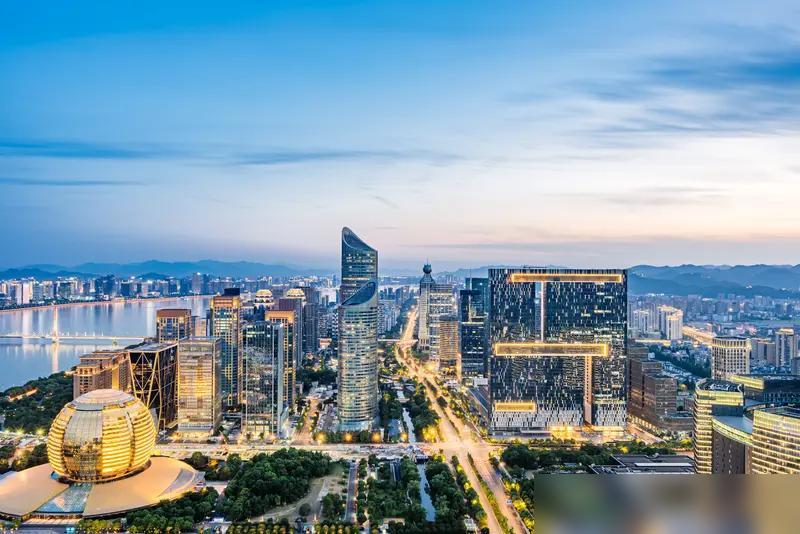 杭州要集中供暖了？是的，主要原因有几个。首先是气候，杭州冬天虽然温度没北方低，但