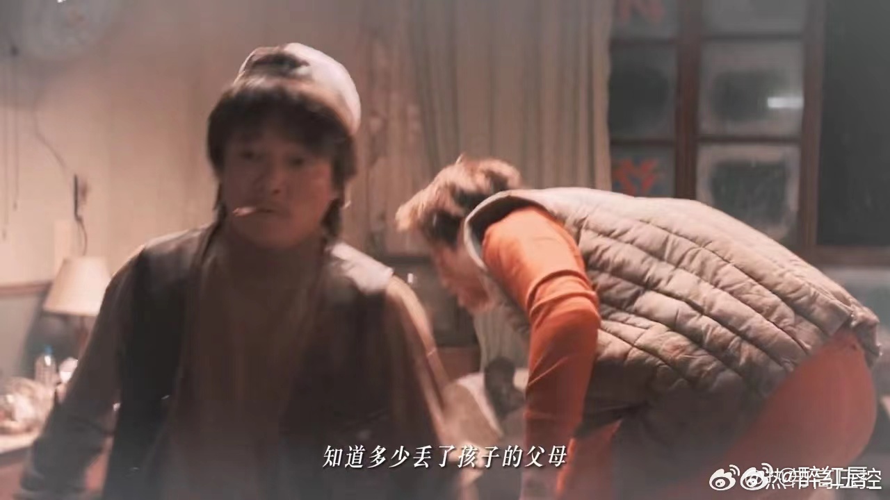 #赵丽颖 浴火红玫瑰# 赵丽颖演绎的李红樱令人惊叹，她在边境荒漠中穿梭，面对人贩