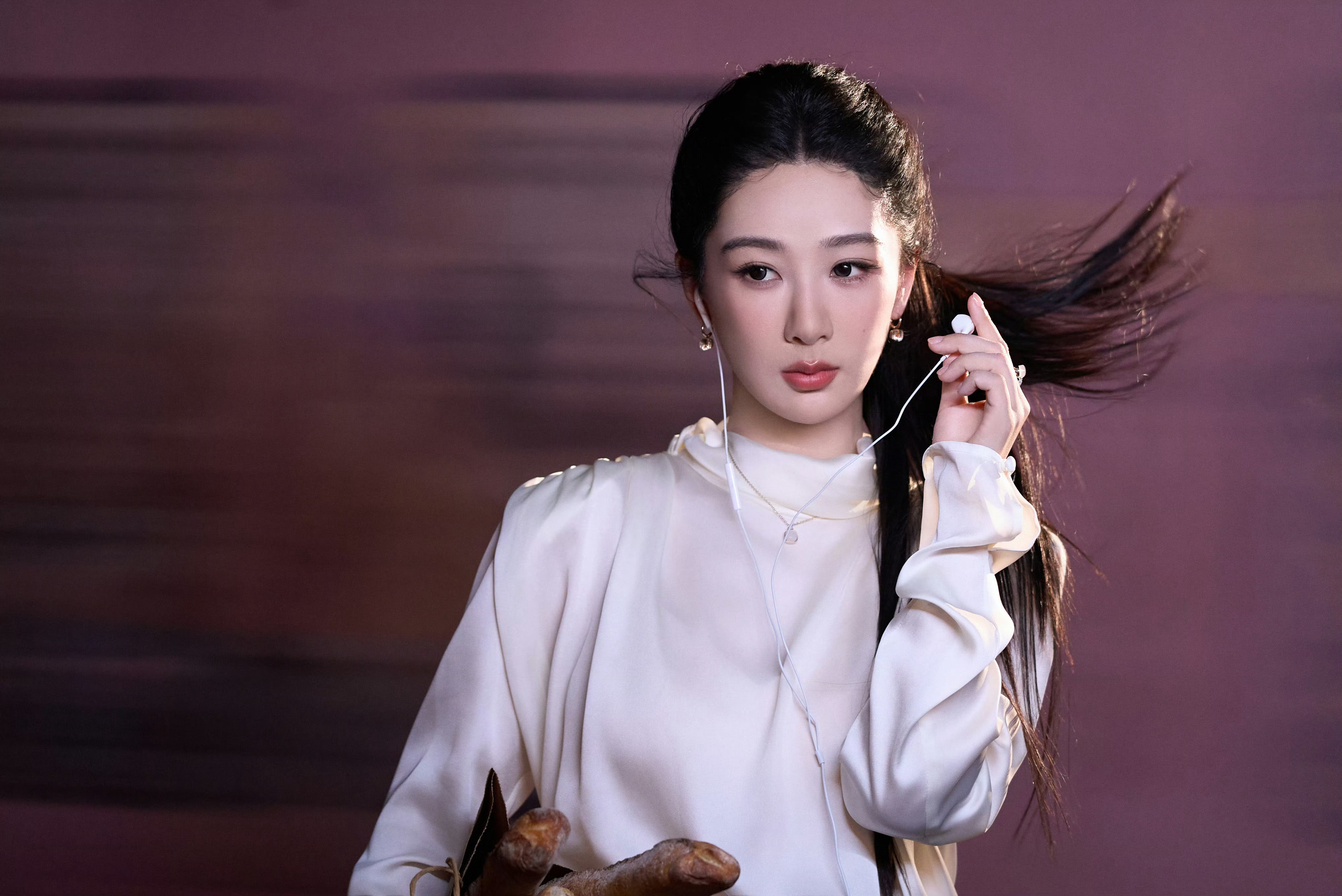 杨紫 yz杨紫家业﻿ yz杨紫李祯 春日的白鸽带来粉色的风，散开氤氲晨雾，神女降