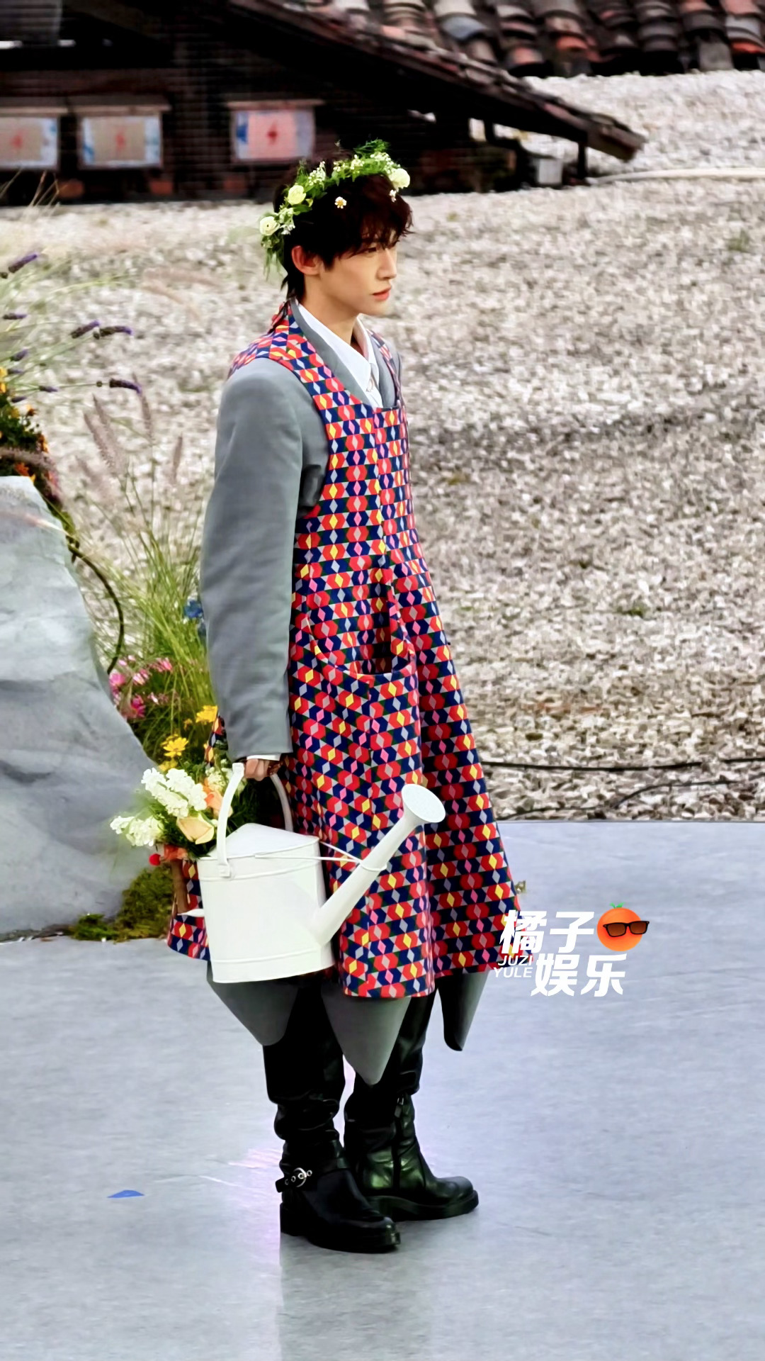 好特别的造型哇！！刘宇把自己打扮成小花匠了！刘宇把自己打扮成小花匠