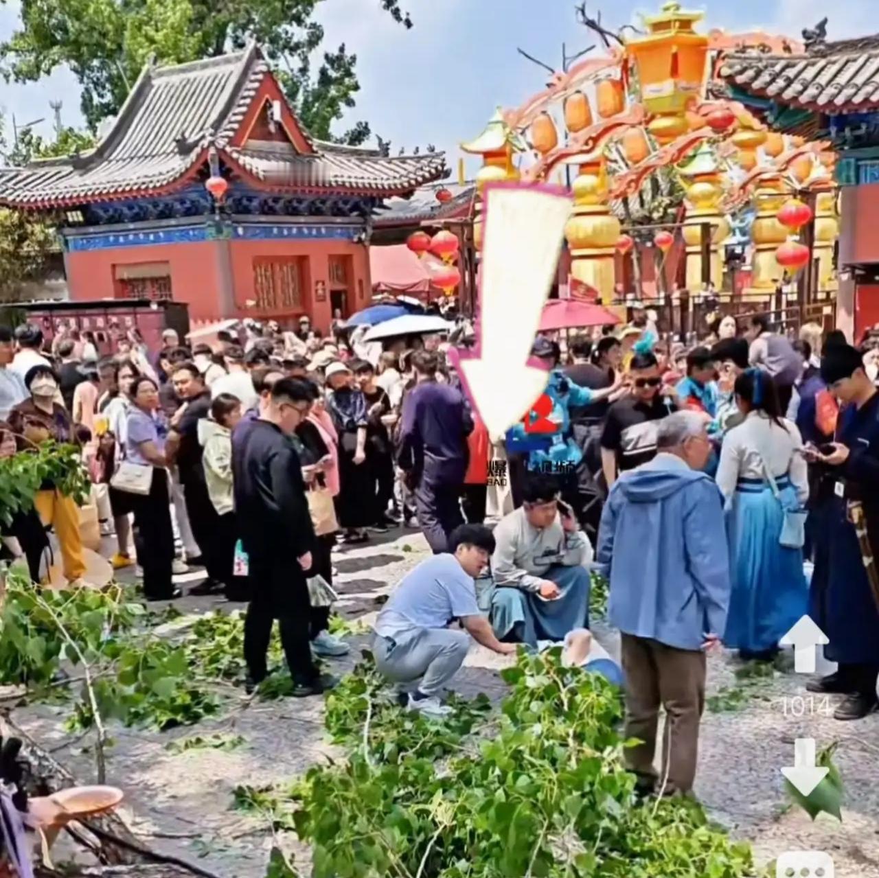 4月18日中午，原本热闹的景区瞬间传出惊叫。让人细思极恐的是，气象部门早就发布了