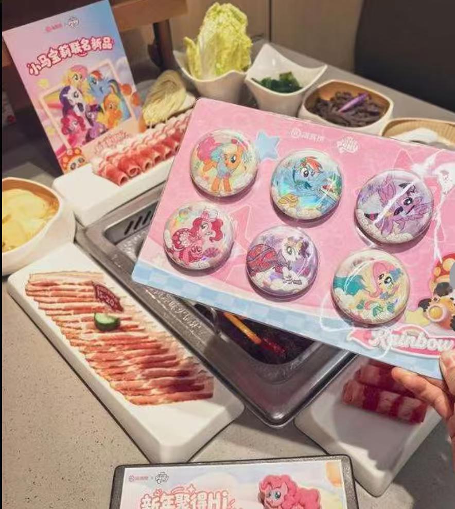 【海底捞门店经理回应员工自费赔礼】顾客称得知礼品是海底捞员工自购心生反感近日，有