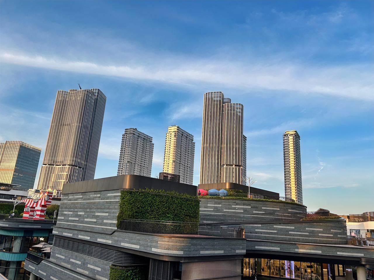分享一张你拍的建筑上海前滩太古里的新兴建筑群一角。