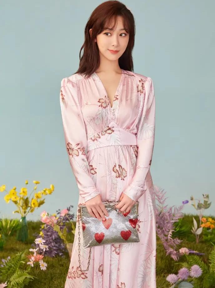 杨紫：藏了20年的狠劲，终于瞒不住了
 
说起杨紫，很多人还停留在“国民闺女”的