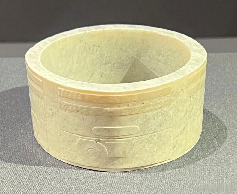 上博的神人兽面纹圆型玉琮，出射和半白都是独特，不要作为标准来参照，因为是孤品！ 