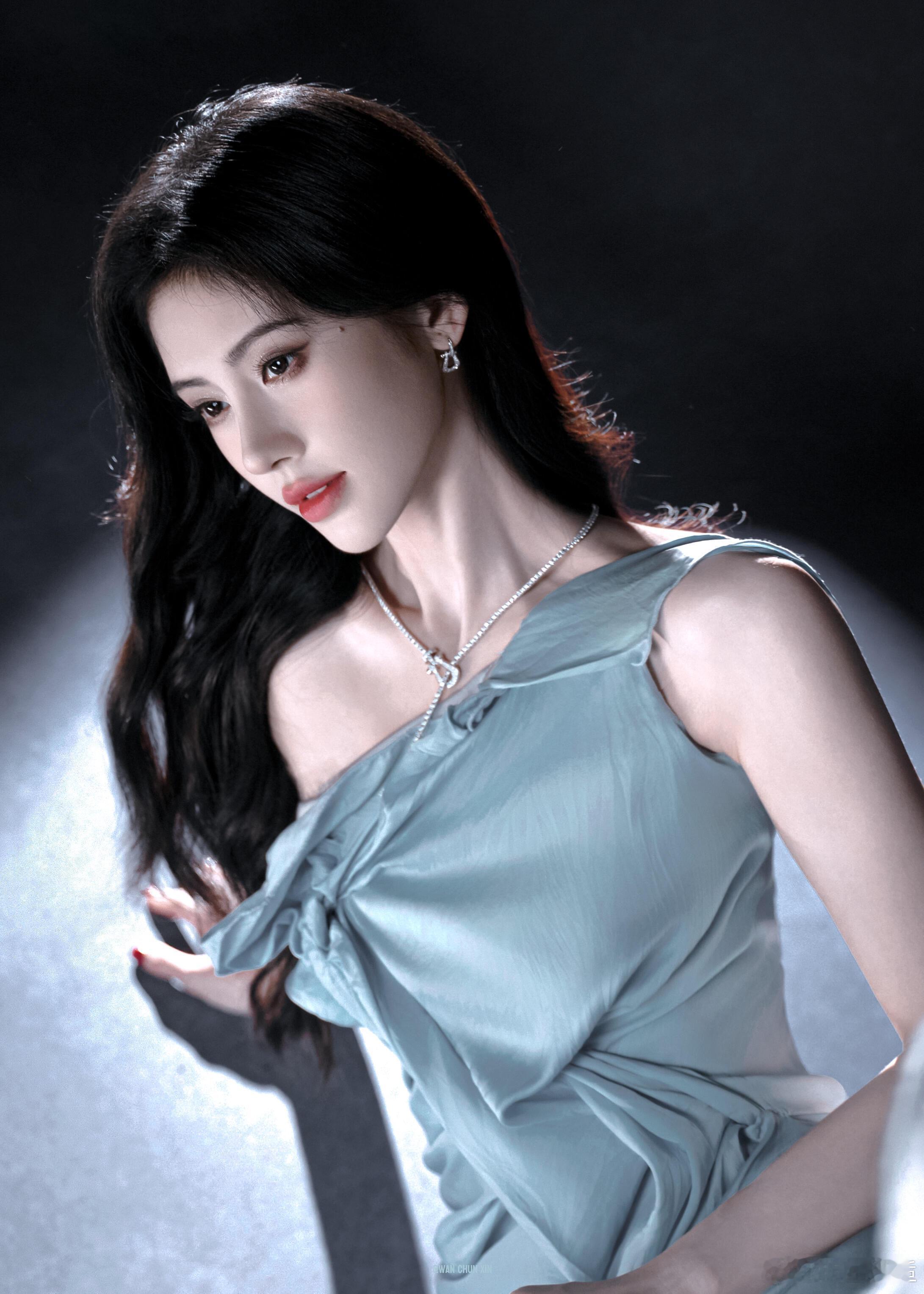 鞠婧祎生活极为低调 鞠婧祎连打包盒都舍不得丢，酒店住成省钱小窝，这样接地气的低调