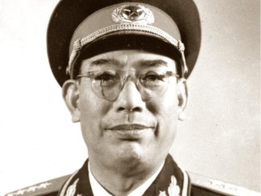 他是新中国最年轻的大将，一生挚爱一人。新婚10天分离，苦等妻子十年终重逢。

他