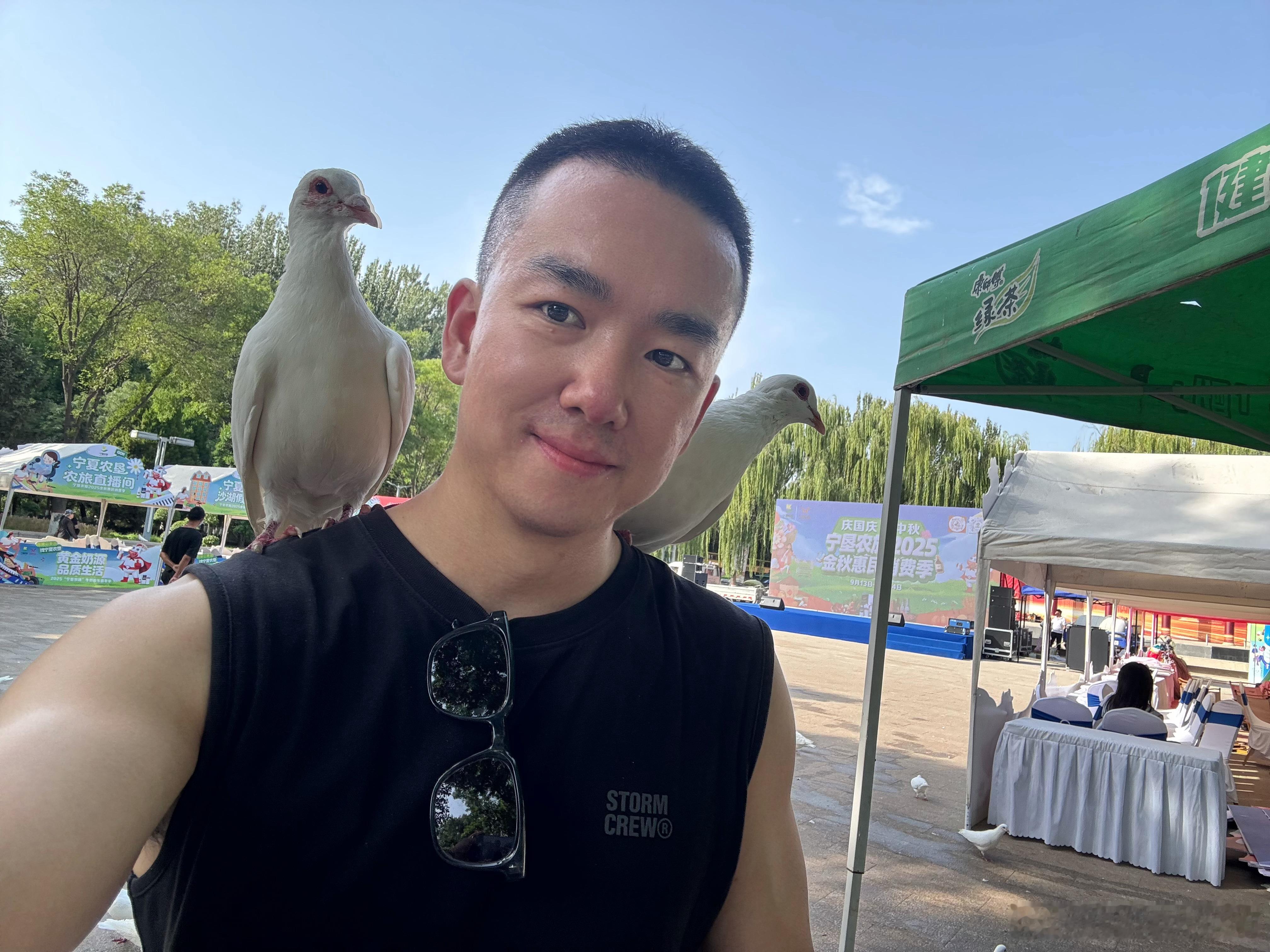 到郑州了啊朋友们，都已经日落了也还是挺热的，明天参加一个活动，有没有本地的朋友推