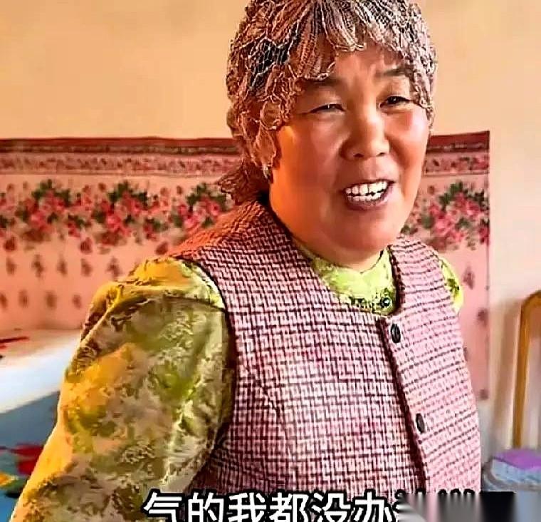 女人病得直打晃，还得死撑着站在灶台前炒菜。
她男人在旁边飘来一句：“装啥呢？我看