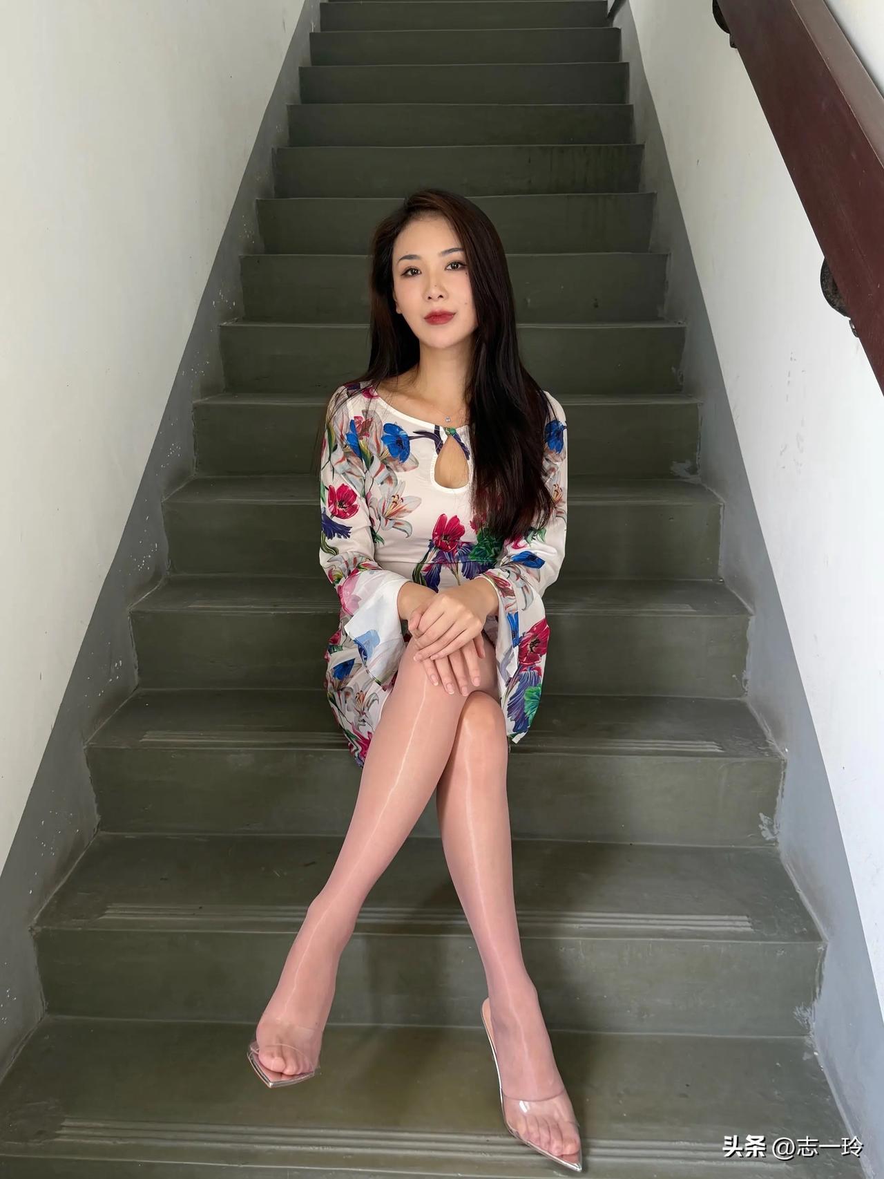 花裙配高跟鞋，优雅坐楼梯，美不胜收！🌸👠