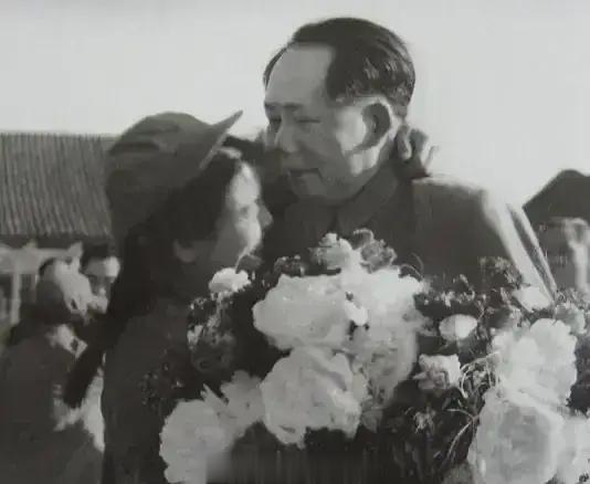 毛主席想不到，周总理也更是想不到，估计连志愿军女战士自己也想不到，会来一个大熊抱