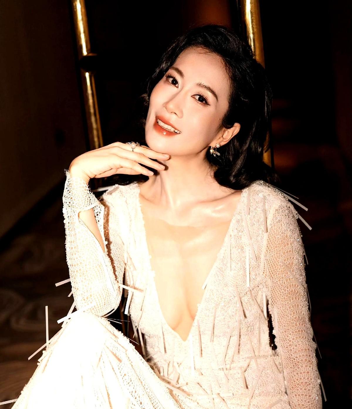 人到中年，娱乐圈里多少女演员就没人提了，可温峥嵘不一样。

2023年一部《永夜