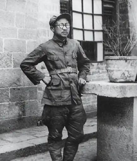 同时拥有2位妻子，还享受元帅待遇，就连周总理都叫他大哥，他的一生极富传奇色彩。