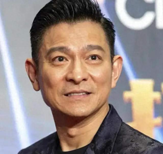 65岁刘德华近况曝光，额头皱纹清晰可见：天王终于活成了长辈模样