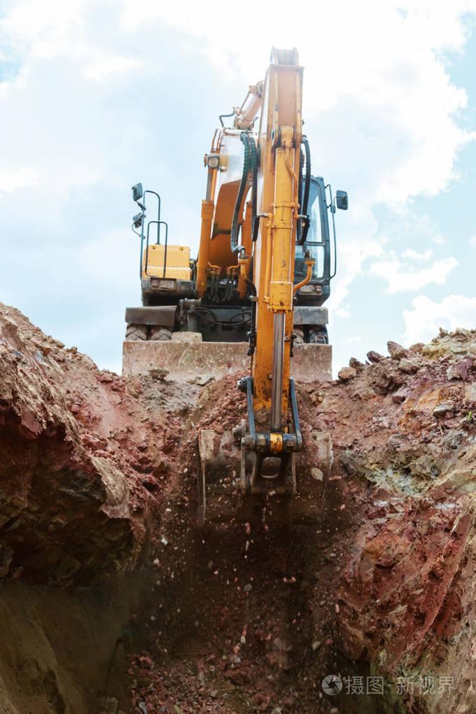 12月18日，山东菏泽一名女子定制粉色挖掘机亮相工地引发关注。

张女士从事挖机