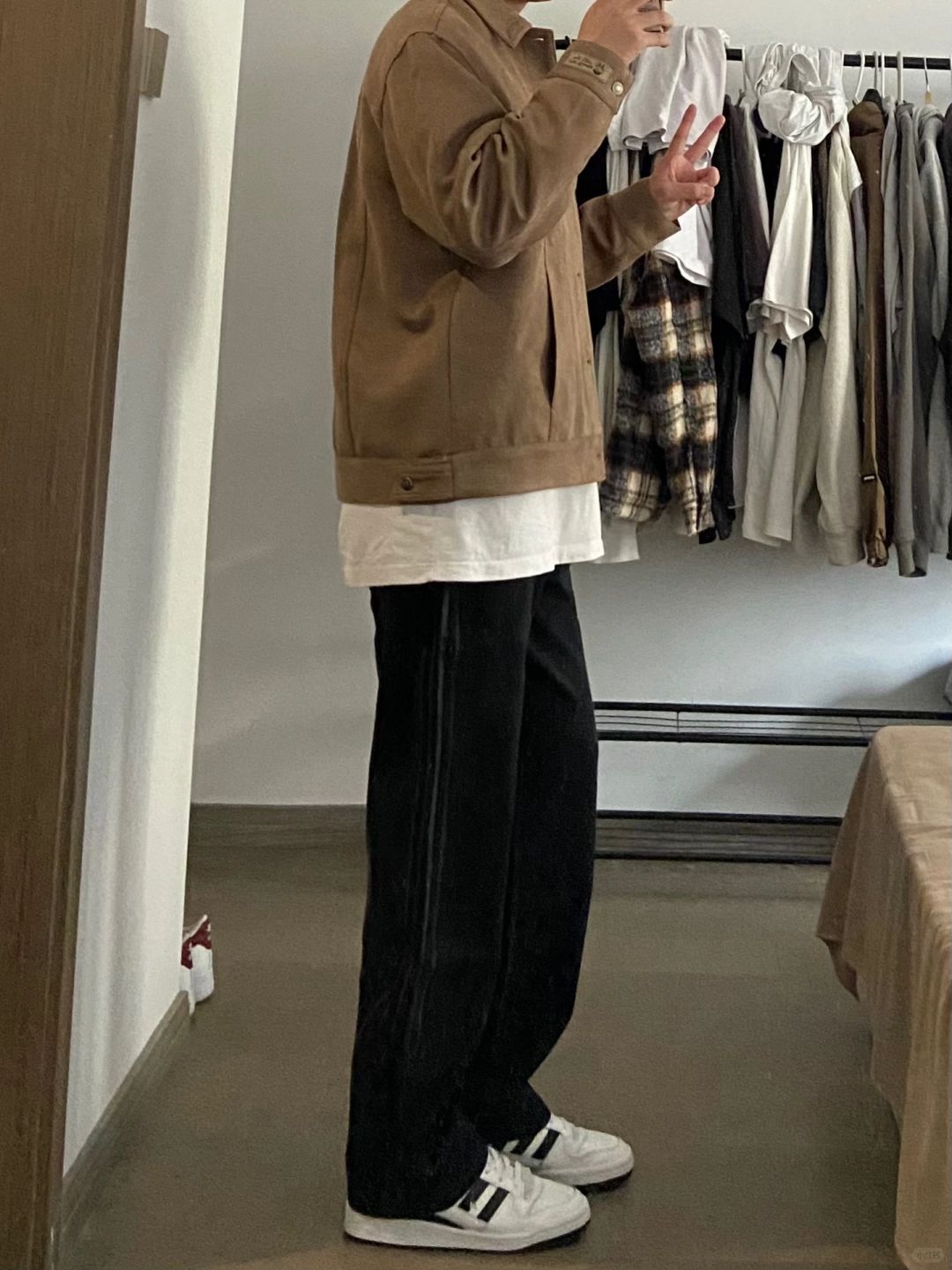 Ootd男生穿搭｜棕色麂皮夹克➕黑色休闲裤！