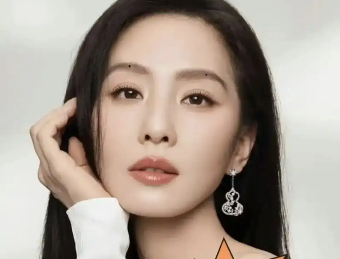 眉毛中部有痣，且被眉毛覆盖，兄弟姐妹朋友中会出现很有成就的人，有财富运...