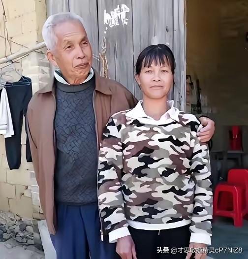 广西第一猛男！1994年，49岁梁二将19岁女工友带回村，随后两人开始疯狂生孩子