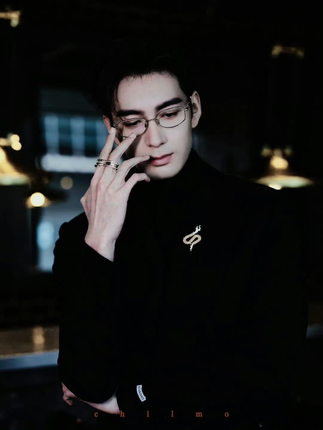 陈星旭斯文表皮下的阴湿疯批陈星旭就这个阴湿腹黑感对味儿影视角色反差美学典范，陈星