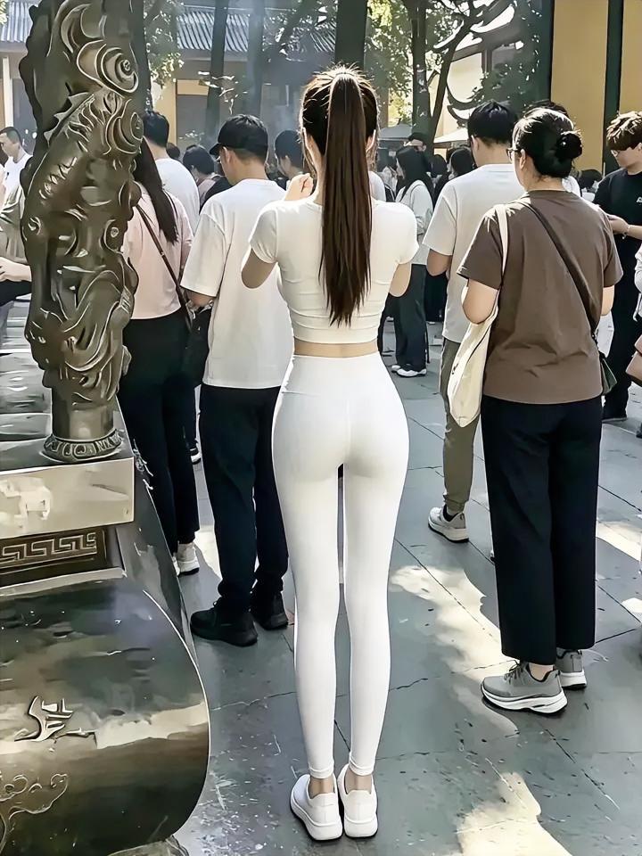 今天起了个大早，赶在寺庙开门的第一缕晨光里来上香。
都说成年人进寺庙，拜的从来不