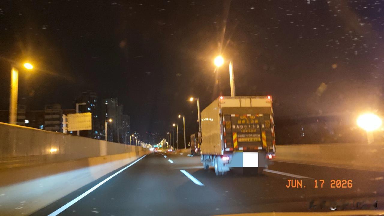 其中有一辆在南阳路北三环立交桥似乎发生了故障，停在高架桥上下坡处，亮着双闪，旁边