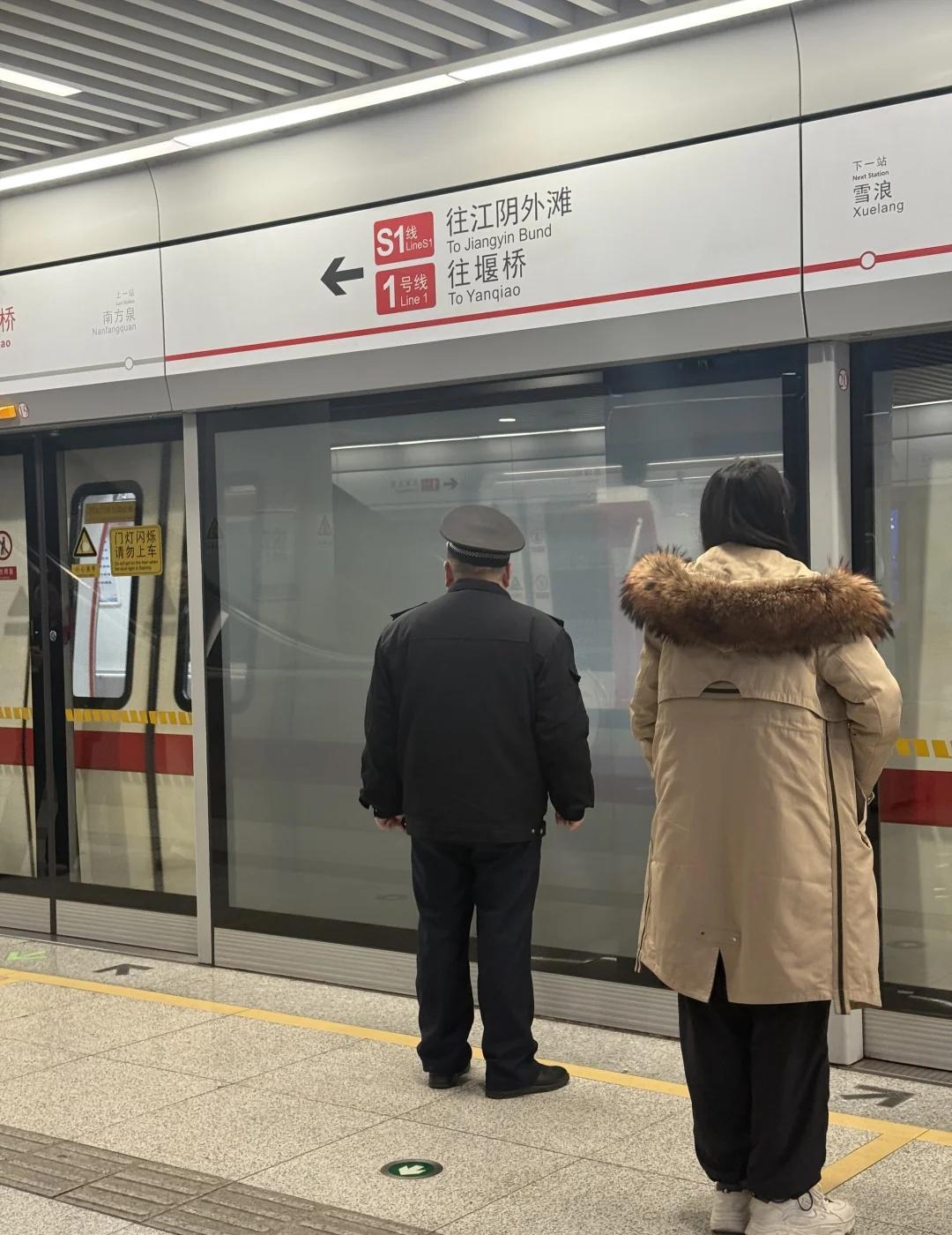 无锡地铁守护神
地铁还有一段距离的时候坐在岗位椅上，等待列车到来，但是地铁到了马