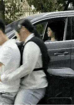 你能从女司机的表情中看出几个意思吗？一对骑电动车的小夫妻，一位开着小轿车的少妇，