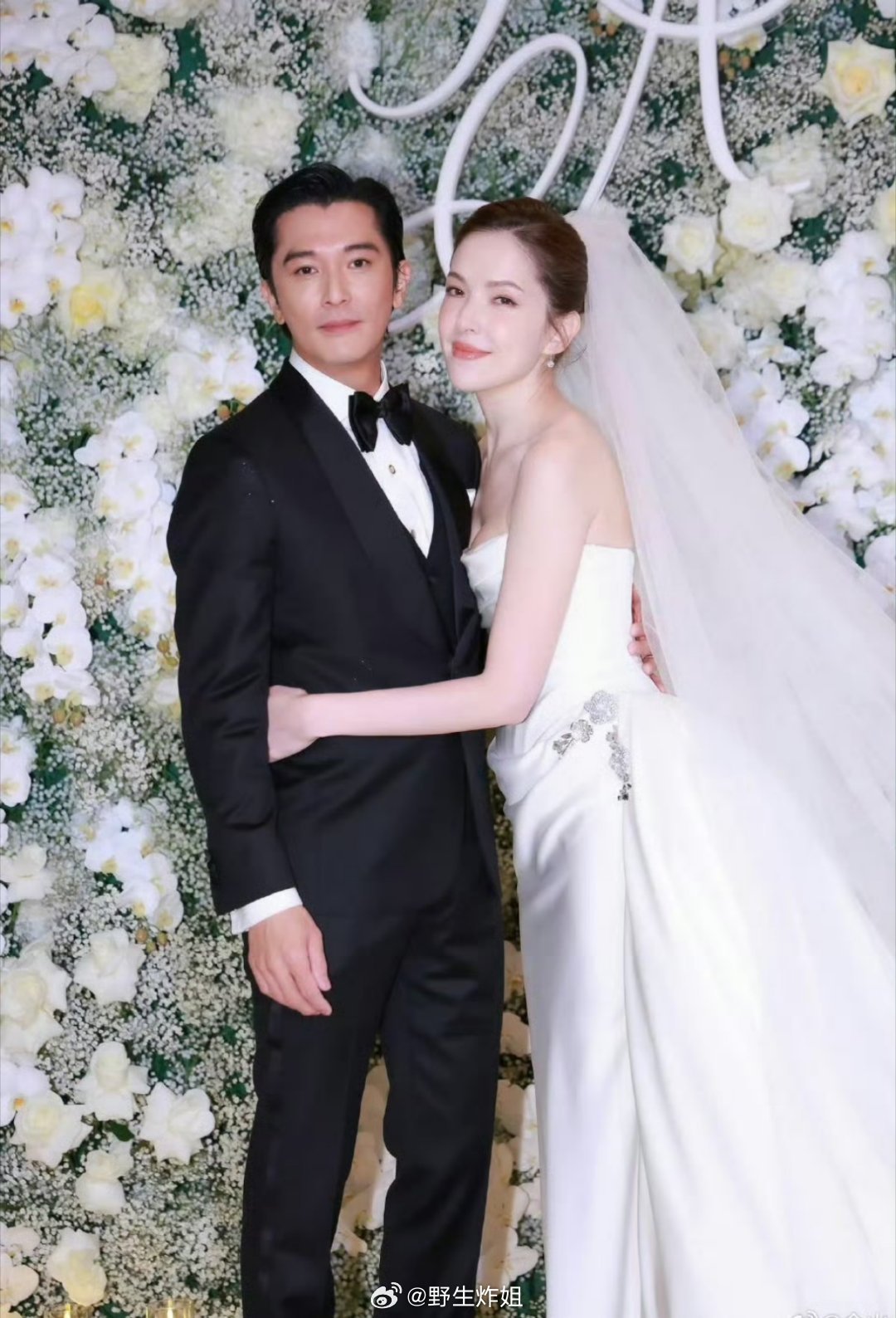 邱泽跟许玮甯的婚礼现场合照来了，生了娃以后再补办婚礼，也是很甜蜜啊，两位的颜值那