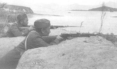 1958年10月，王诚汉(左)下连当兵，与饶子健在训练场上。