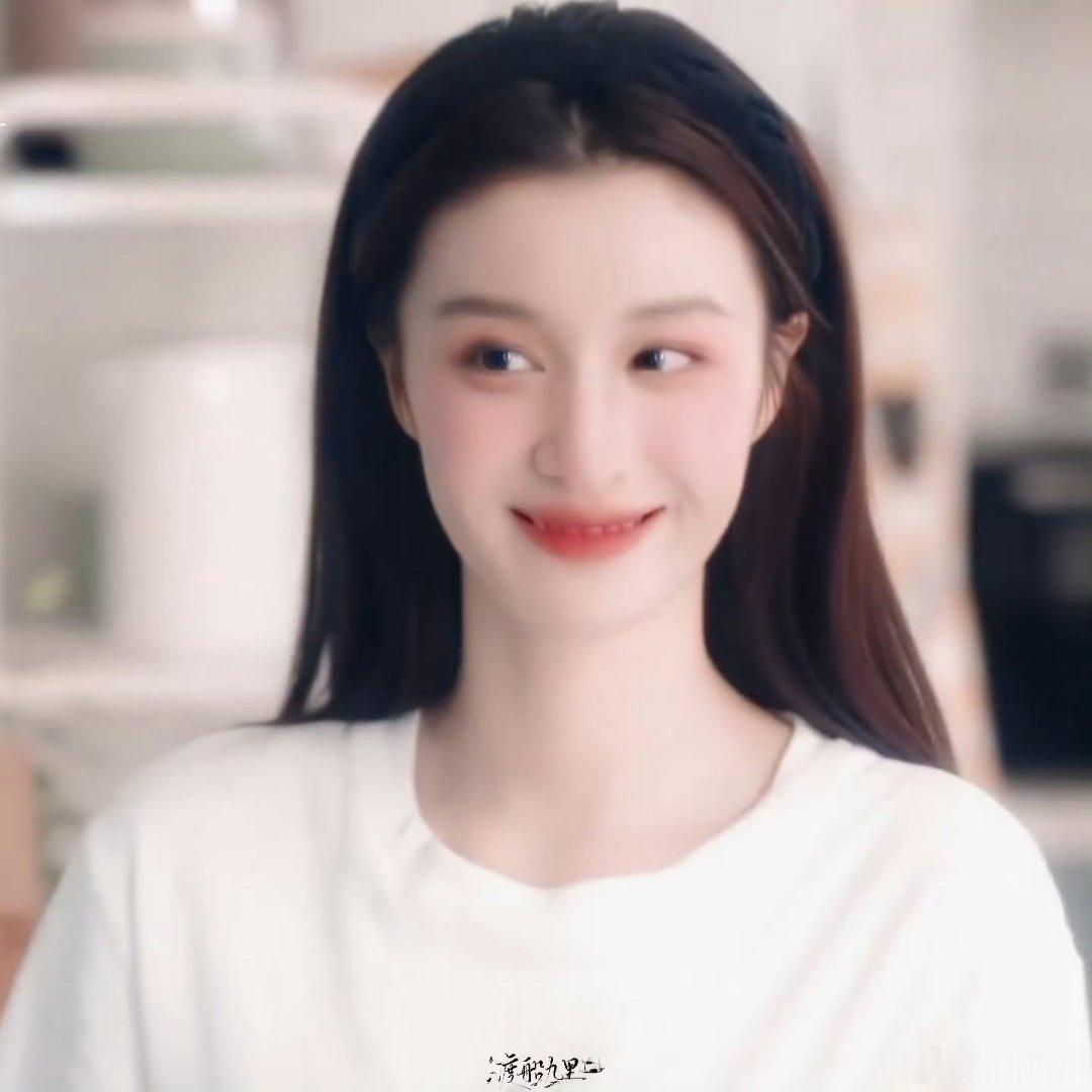 “王楚然只能笑，卢昱晓不敢笑”这一话题近期在网络上引发热议，其本质并非两位女演员
