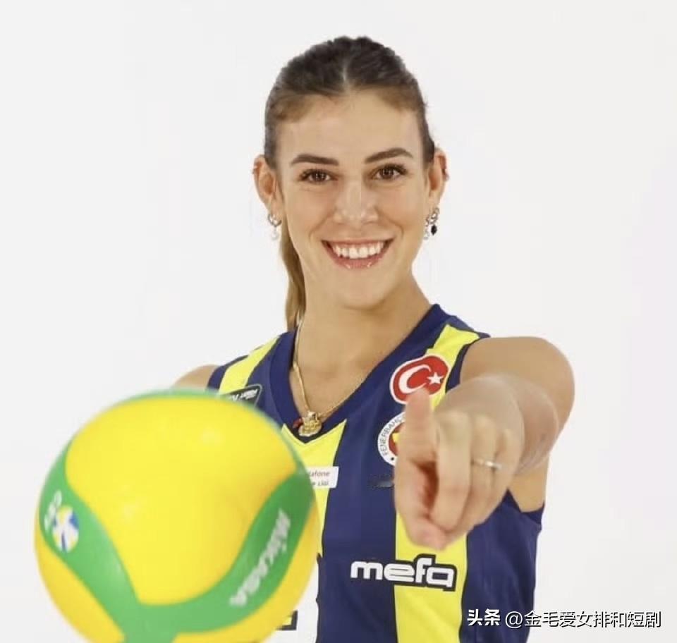 奥罗伤缺本周末联赛！
昨天训练中，效力费内巴切的奥罗感到右大腿后侧肌肉疼痛，经检