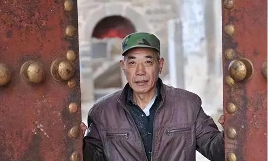 “都是我没守住啊！”1996年，山西一名住在寺庙里28年的男子，破例留宿两名女香