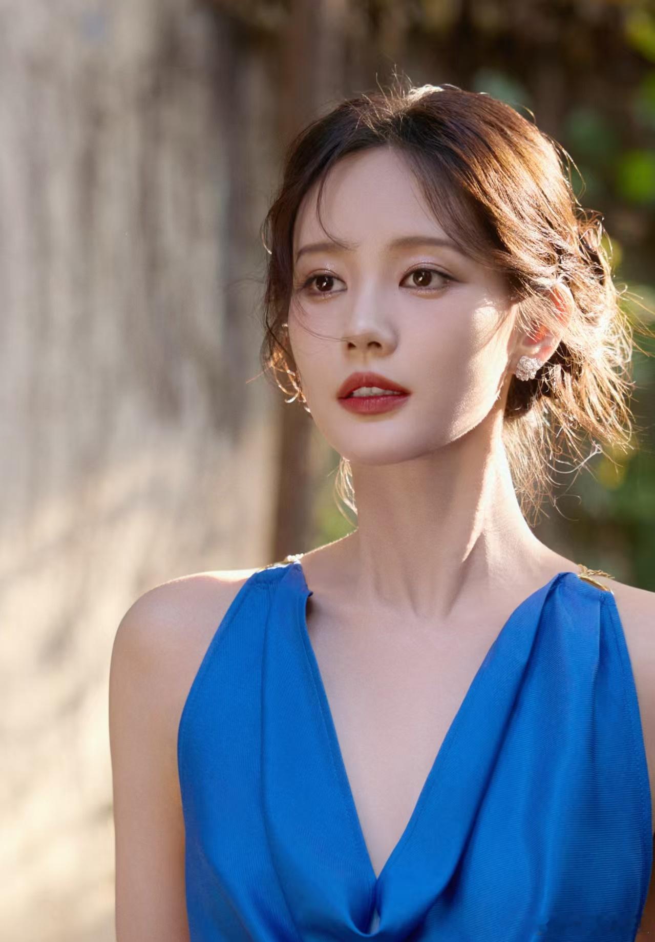 李一桐蓝色露背裙李一桐解锁蓝色露背裙造型，美到犯规！露背细节太杀了，搭配简约妆容