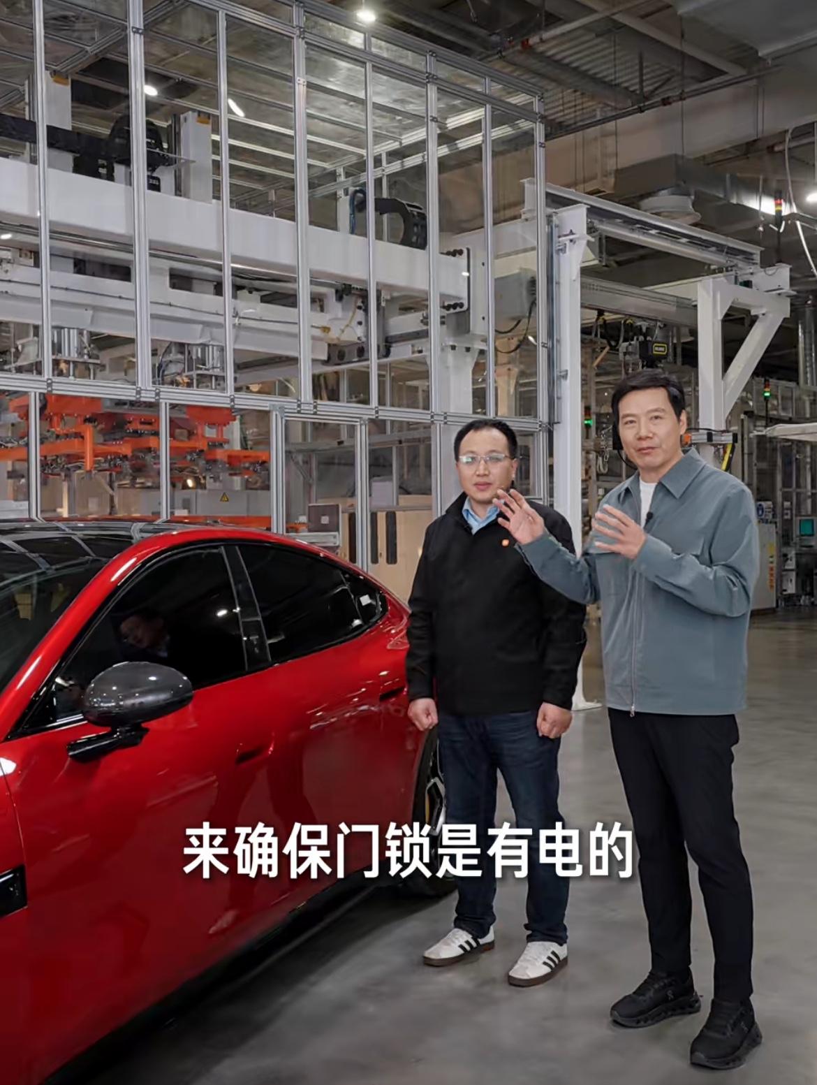 雷军发布视频，讲解新一代SU7的门把手设置。

首先，新一代SU7配备的是机械门