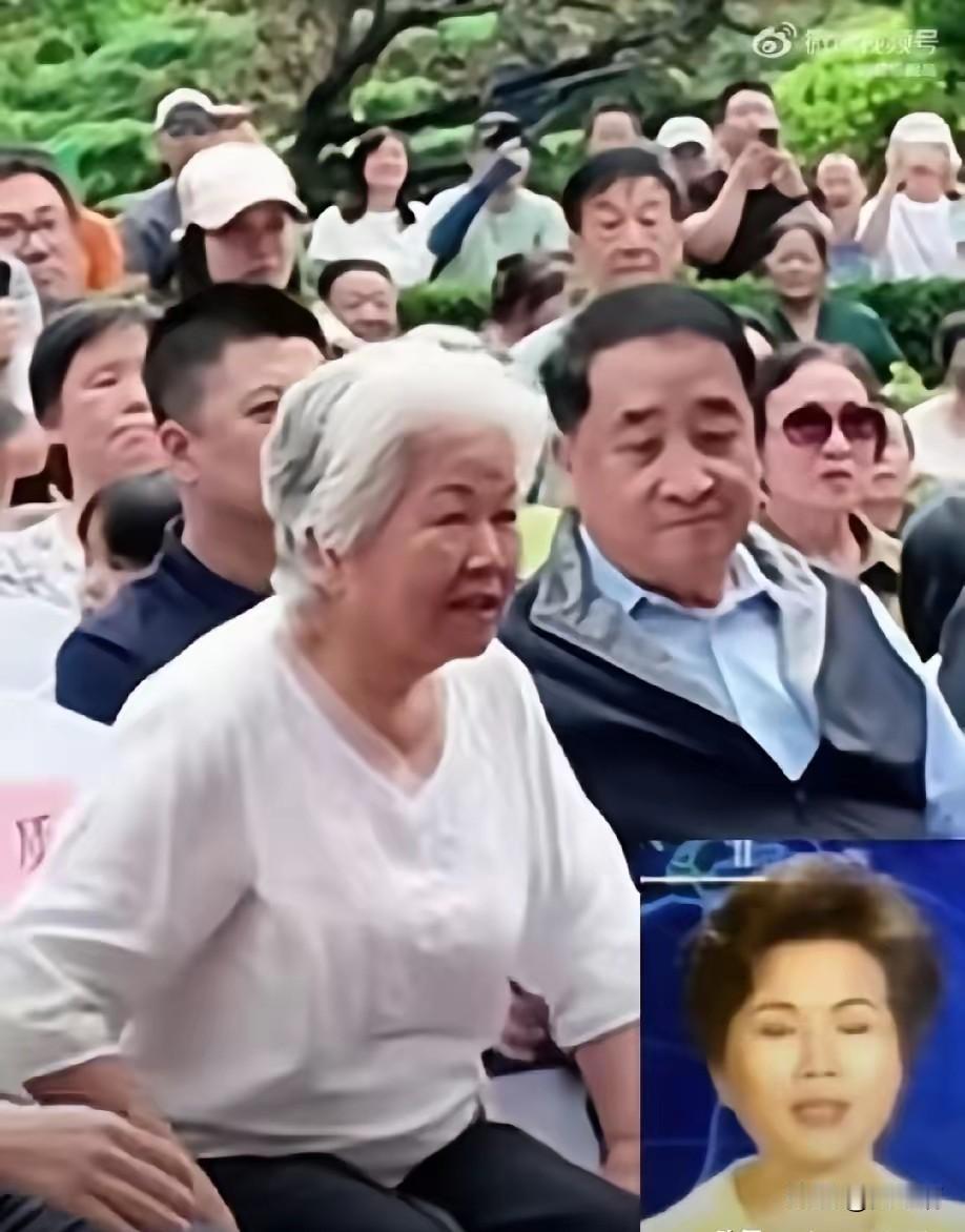 75岁前主持人如今就是慈祥老奶奶，退休了安享晚年，享受天伦之乐每天接送孙子多好啊