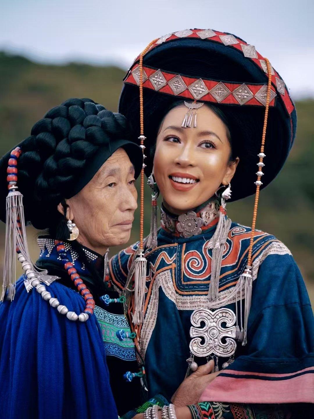 吉克隽逸穿一百多年前老衣服吉克隽逸穿百年民族服饰太绝，传统美直接封神， 有一种母