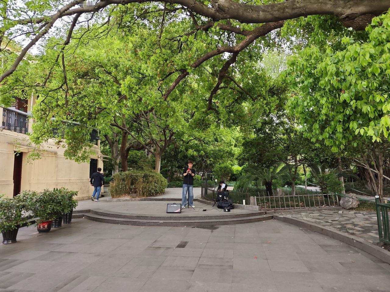 今天看到这样一段话，突然感到现实生活好残酷：家人爱你，卧床三年试试；朋友再多，借