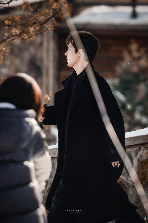 王安宇被电线抽了一嘴巴子看着王安宇被电线抽到，既觉得好笑又满心心疼，他在剧组始终