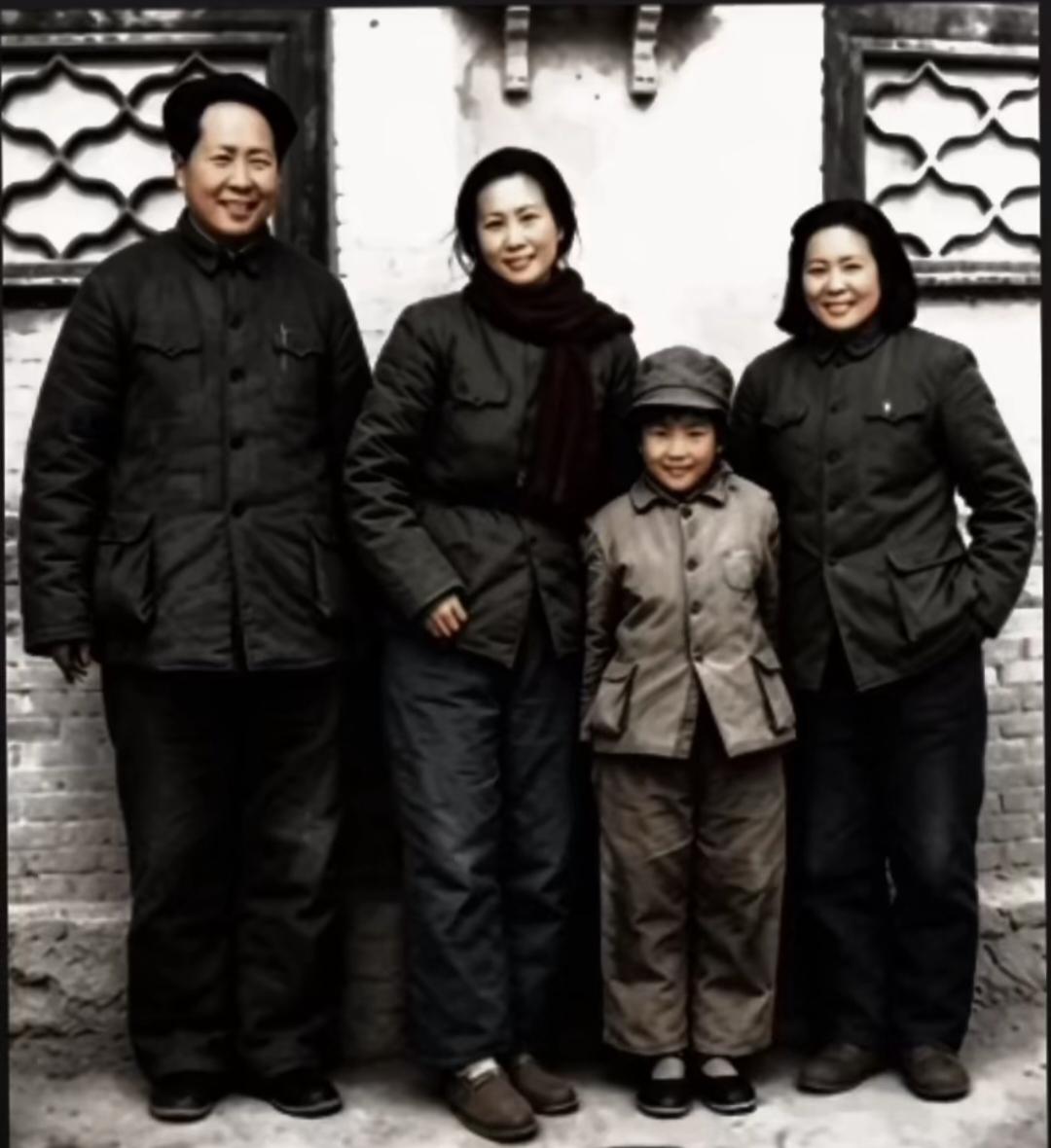 1947年，转战陕北撤离延安时，李讷和父母的合影。