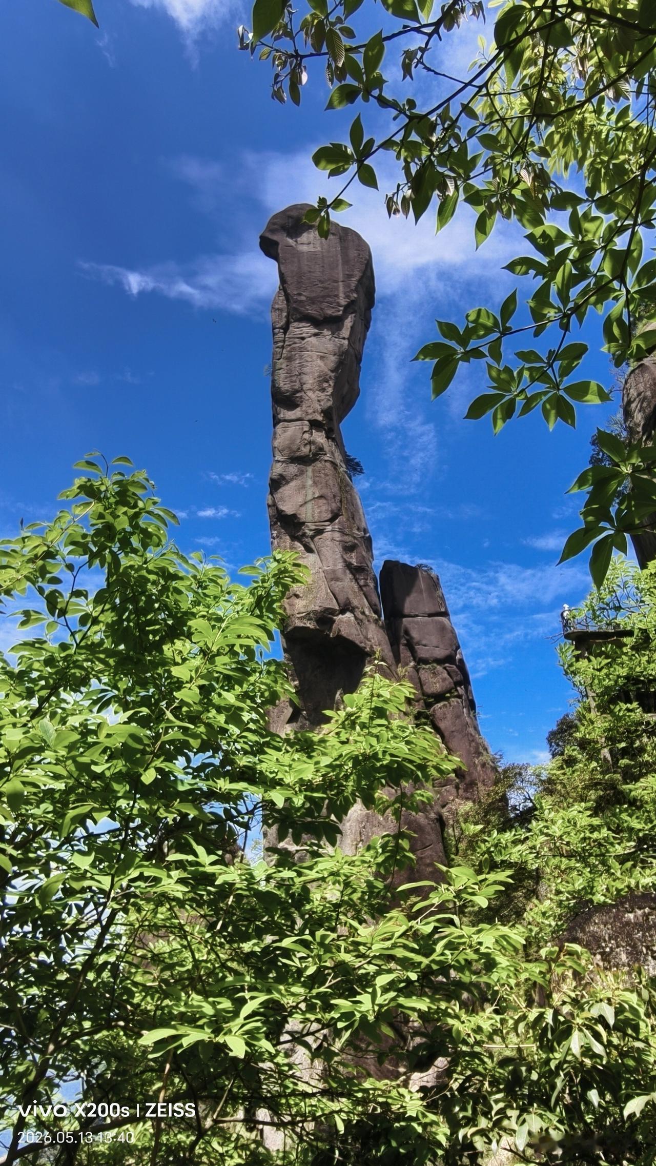 三清山巨蟒峰，雄伟壮观，曾因三人违法攀登，引发更多关注。巨蟒峰位于江西上饶三清山