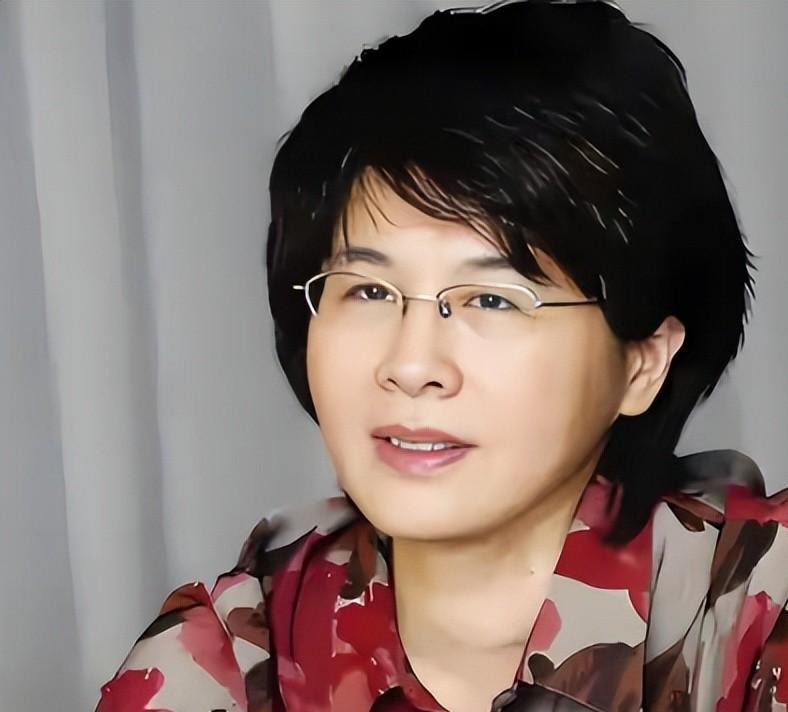 她明明是传奇外交家乔冠华的千金，出身外交顶级名门，在家却受尽委屈，本该众星捧月长