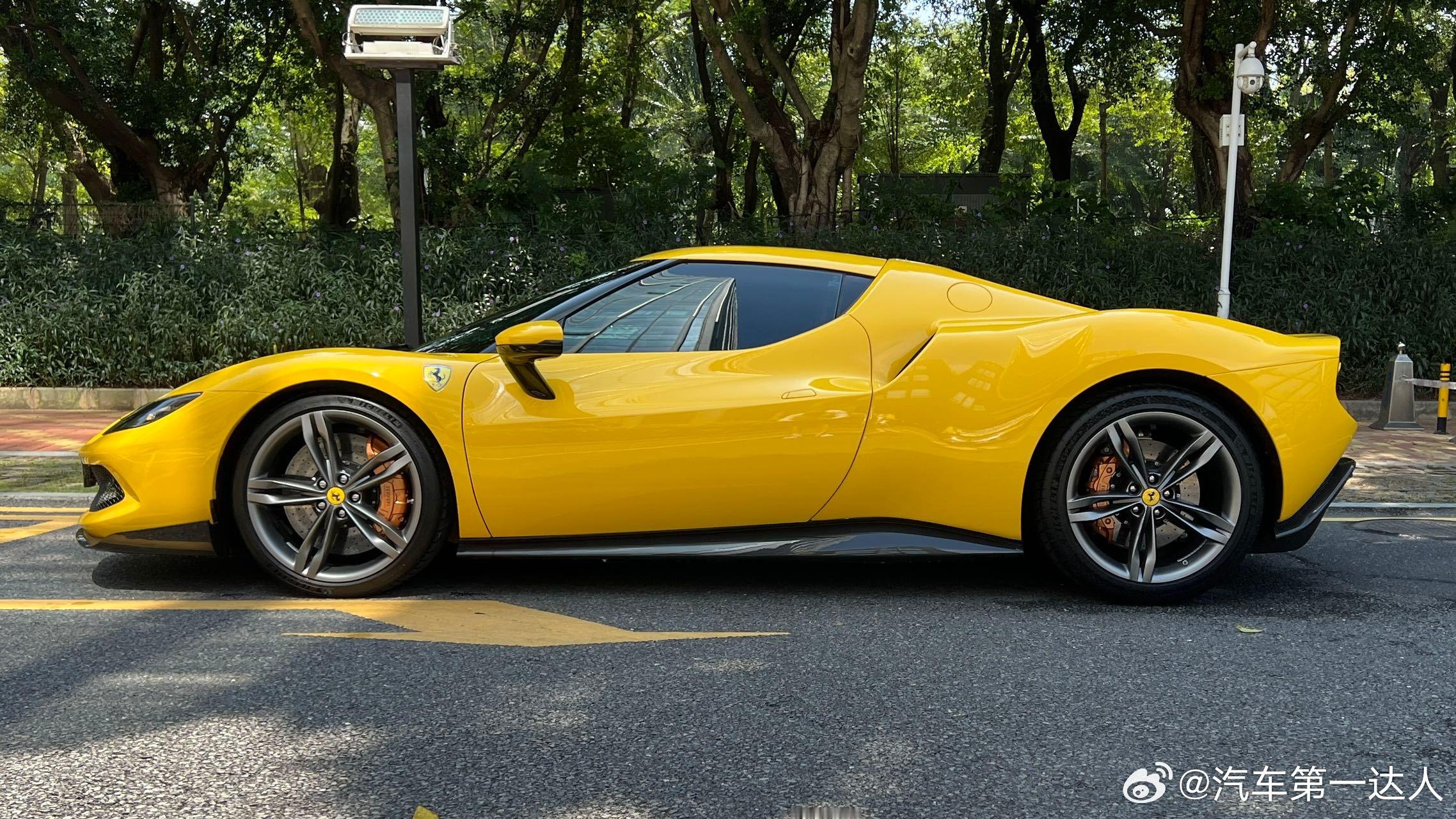 法拉利 296 GTB 小黄鸭，24年5200km 赛道座椅 ​​​