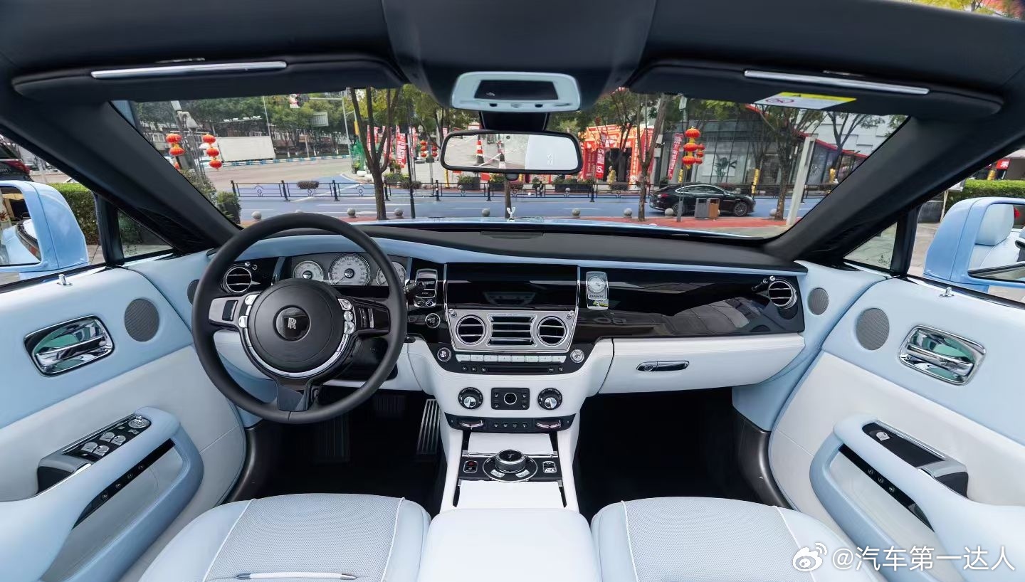 这台劳斯莱斯曜影太仙了～23年的车才跑9800公里，原厂配色真的绝，白蓝内饰清爽