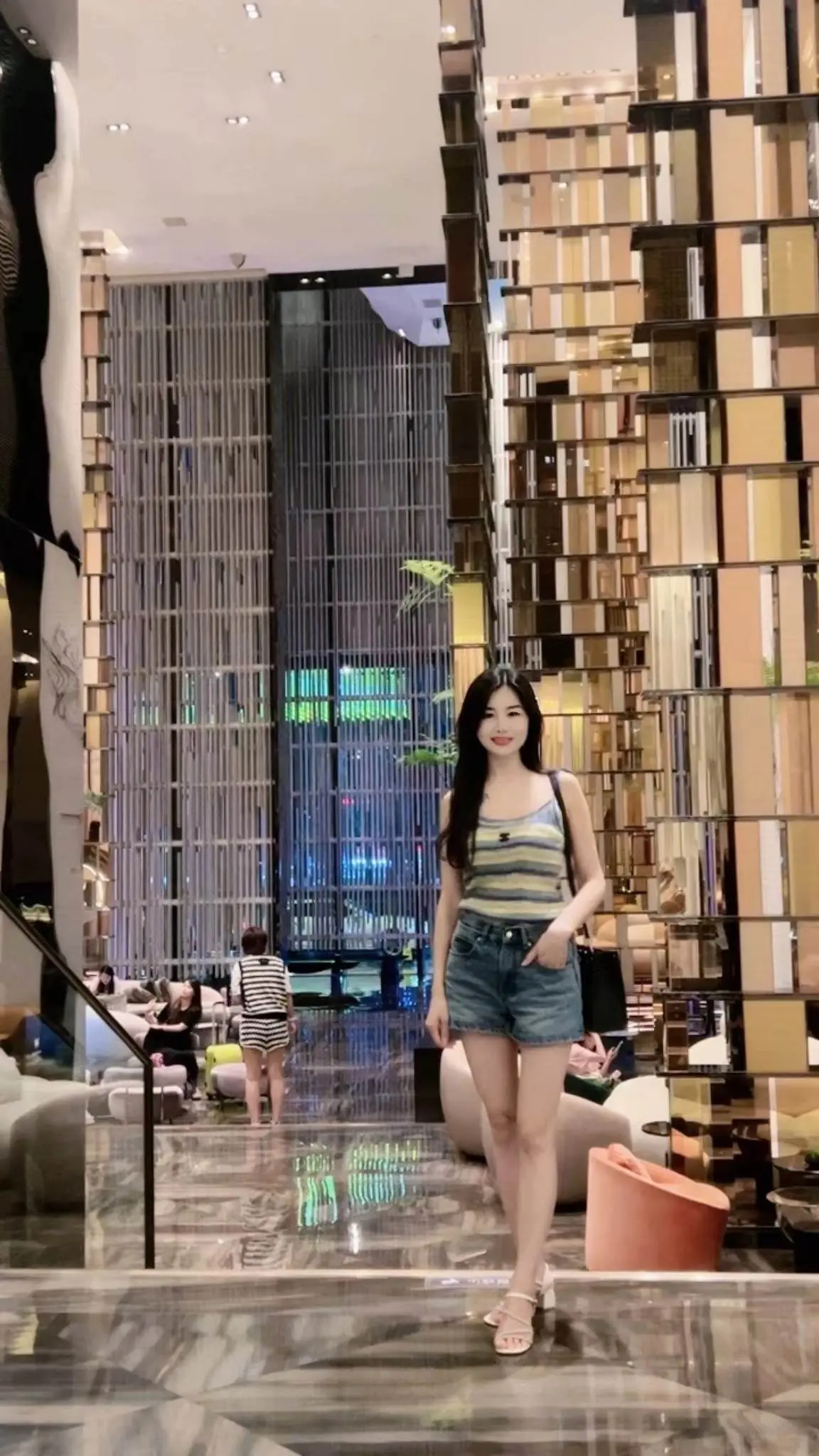 一定多赚钱，至少可以富养的起自己，因为经济独立的你是可以独当很多东西的