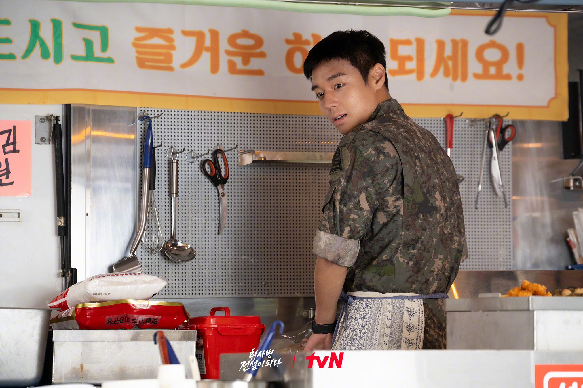 TVING/tvN新月火剧菜鸟伙房兵 公开朴志训 剧照。该剧改编自人气网络小说，