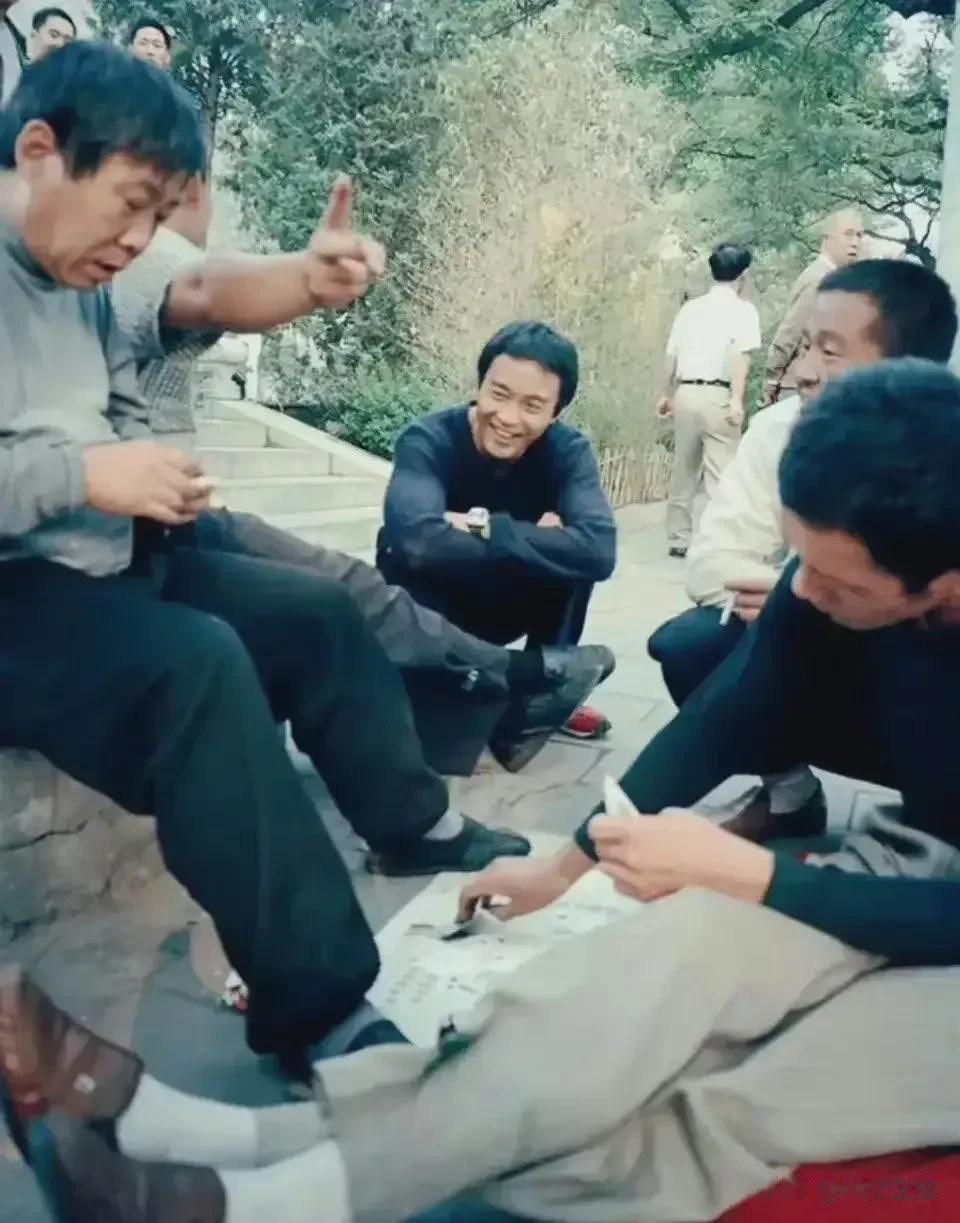 当年的张国荣是快乐的，当时他的笑容应该都是发自内心的。张国荣是光芒万丈的国际巨星