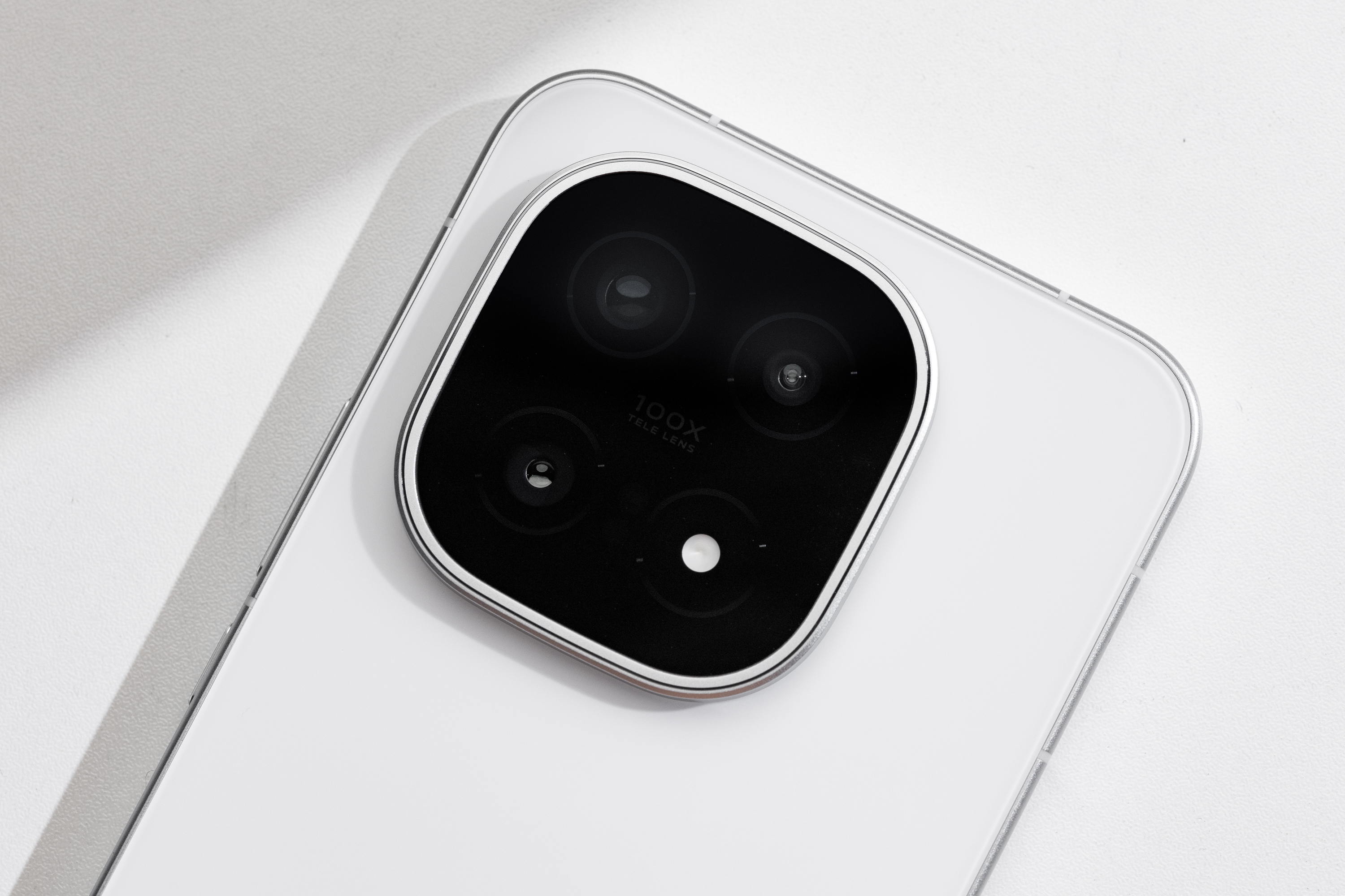 三色菱格紋理演繹性能美學 iQOO 15傳奇版圖賞